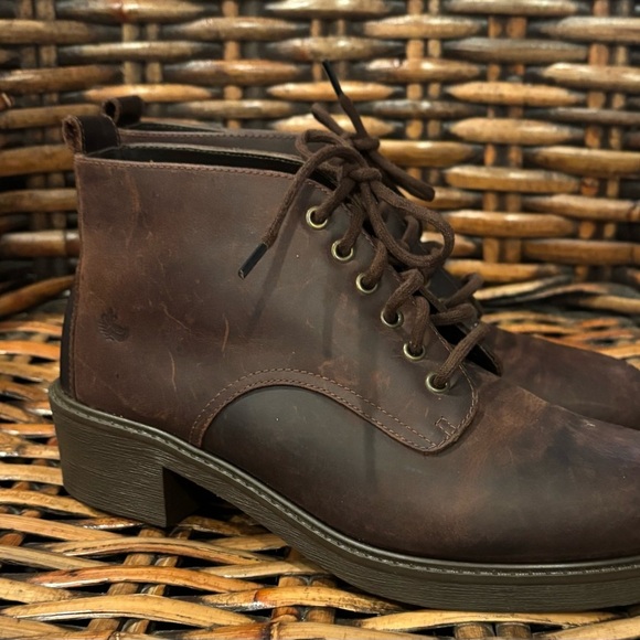 G.H. Bass & Co. Women's Brown Lace Up Boots . Never worn ! - Picture 6 of 15